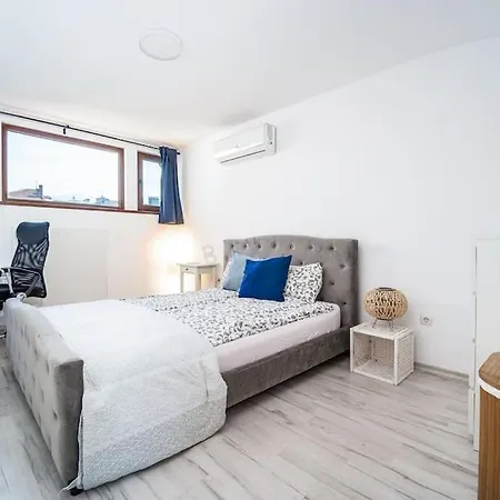 2bd Next To Vitosha Bul. דירה